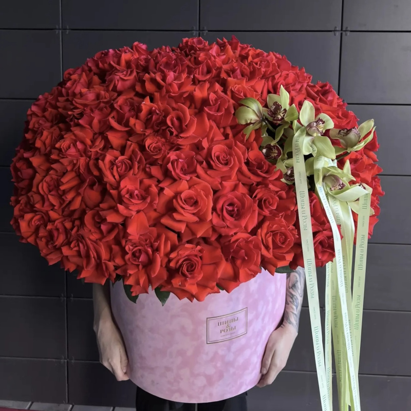 Коробка из 109 роз Нины и орхидеи