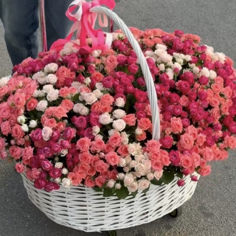 Корзина из 251 кустовой розы
